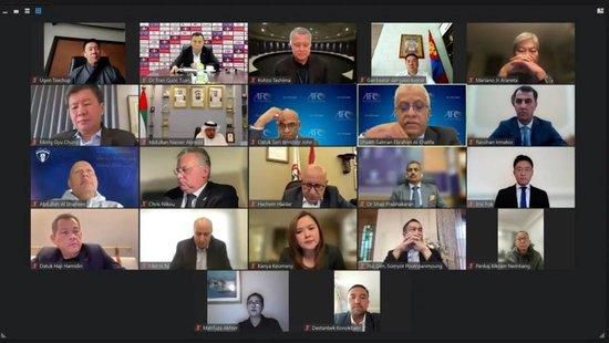 洗过后的碗摞在一起，把锅里的脏水舀出来倒进旁边的泔水桶里，再俯身从水缸里舀干净的冷水进锅，盖上锅盖子烧。